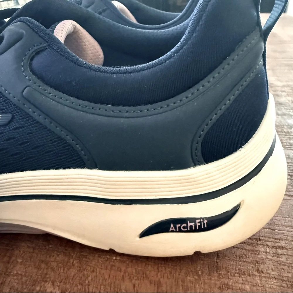 Skechers love but